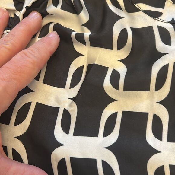 T Tahari Black and White Geometric Long sleeve blouse Size M New - Picture 4 of 11